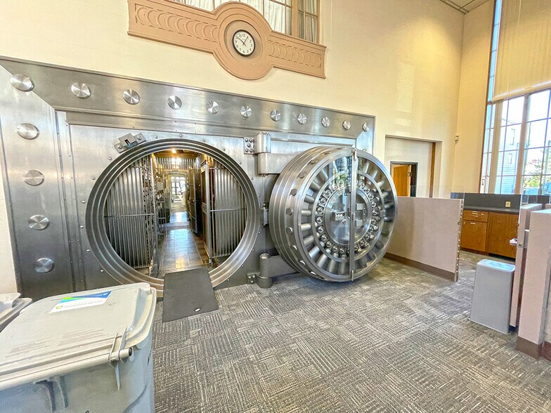 More Photos Of 2 E Main St, Mechanicsburg Office For Sale