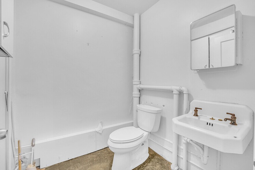 More Photos Of 10 Dravus St, Seattle Unknown For Lease