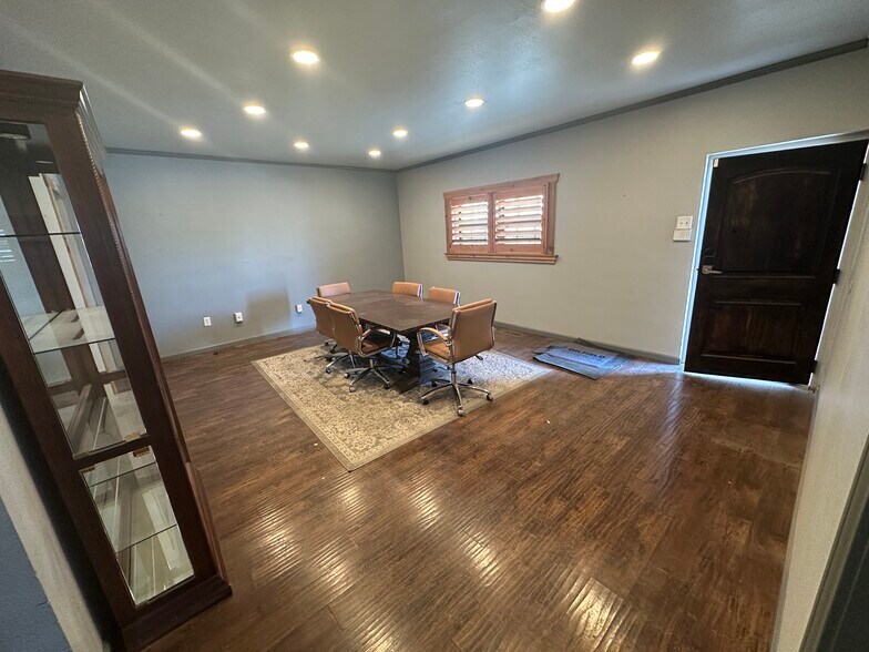 More Photos Of 903 W Industrial Ave, Midland Warehouse For Lease