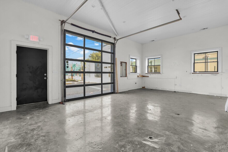 More Photos Of 25 E Maupas Ave, Savannah General Retail For Lease