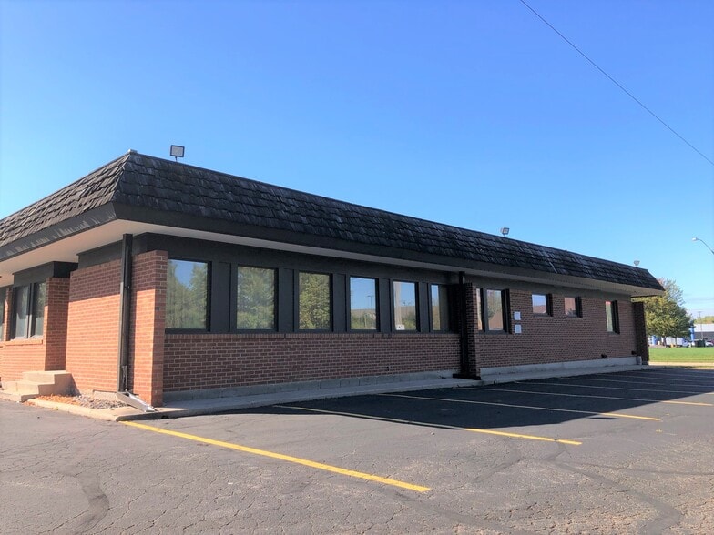 More Photos Of 1416 S Commercial St, Neenah Medical For Lease