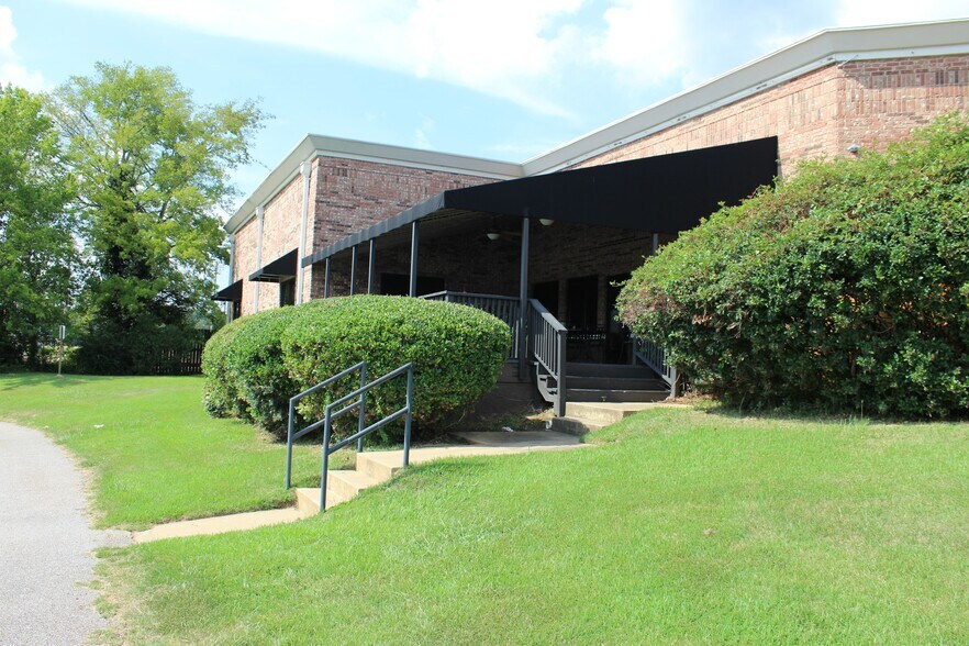 More Photos Of 1065 River Oaks Dr, Flowood Restaurant For Lease