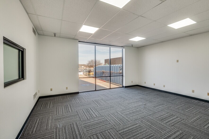 More Photos Of 4030 Express St, Arlington Distribution For Sale