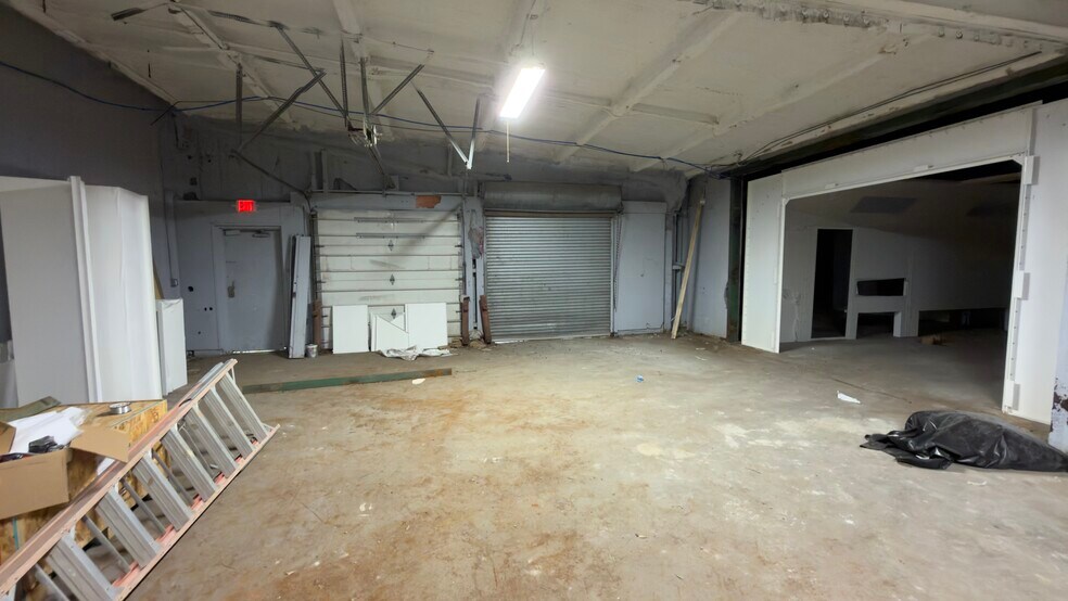 More Photos Of 2800 Delano St, Pensacola Warehouse For Lease