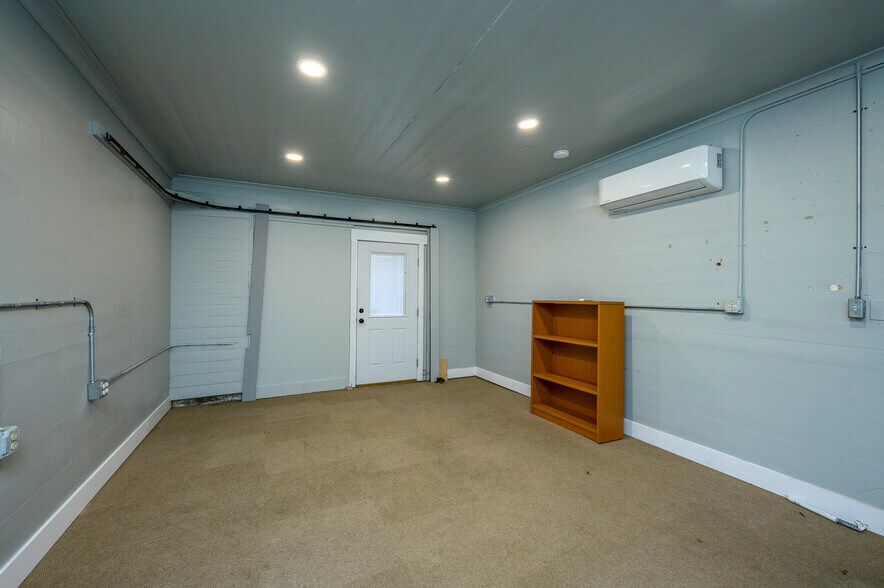 More Photos Of 636 NE Baker St, Mcminnville Freestanding For Sale