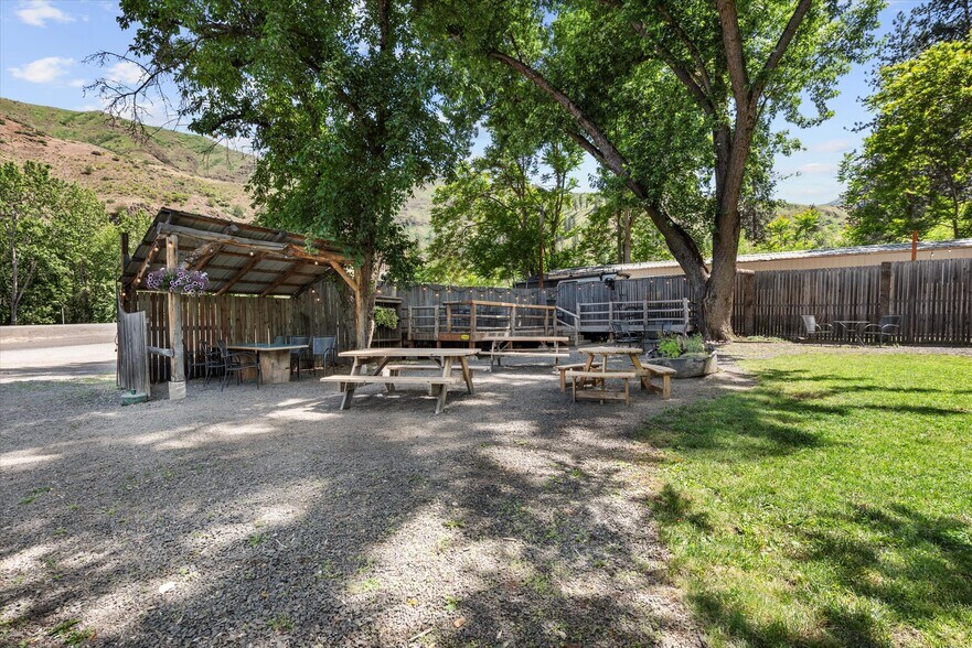 More Photos Of 53943 Highway 86, Halfway Restaurant For Sale