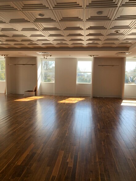 More Photos Of 20 Main St, East Hampton Storefront Retail Office For Lease