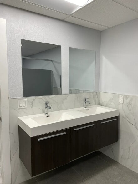 More Photos Of 1816 57th St, Sarasota Warehouse For Sale