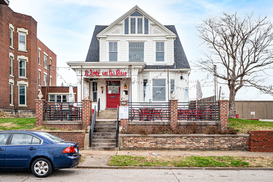 Primary Photo Of 117 E Riverside Dr, Jeffersonville Restaurant For Lease
