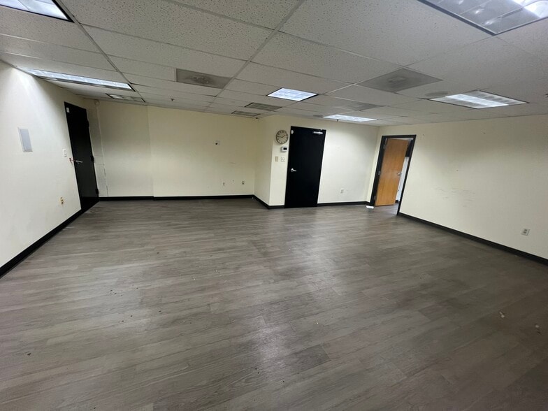 More Photos Of 1319 Shepard Dr, Sterling Light Distribution For Lease