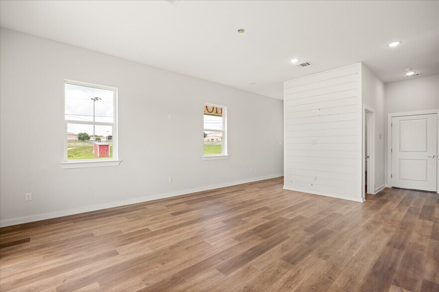 More Photos Of 710 N Sycamore St, Hico Apartments For Sale