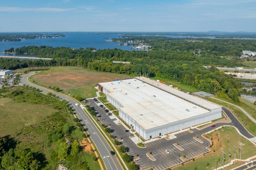 More Photos Of 110 Langtree Campus Dr, Mooresville Showroom For Lease