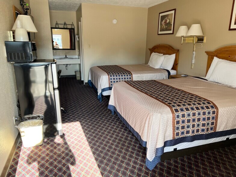 More Photos Of 1103 E B St, McCook Hotel For Sale