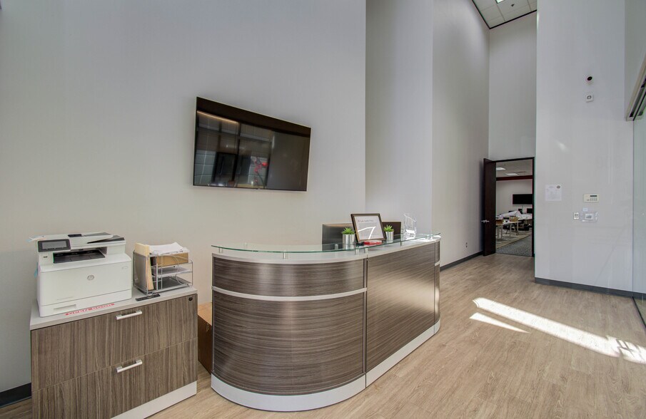 More Photos Of 9330 Kirby Dr, Houston Research And Development For Lease