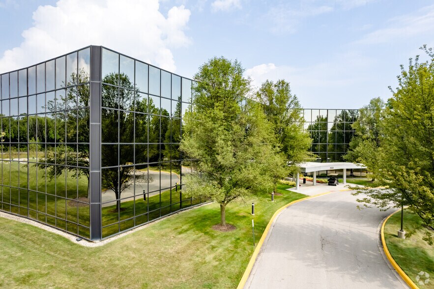 More Photos Of 2333 Waukegan Rd, Bannockburn Office For Lease