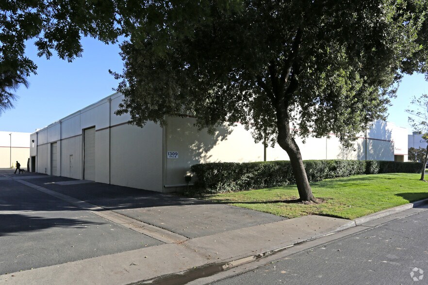 More Photos Of 2521 Port St, West Sacramento Warehouse For Lease