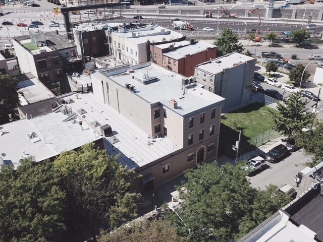 More Photos Of 22 Woodhull St, Brooklyn Showroom For Lease