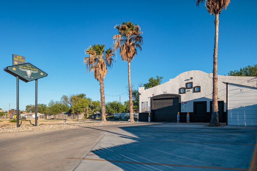 More Photos Of 607 W Gibbs St, Del Rio General Retail For Sale
