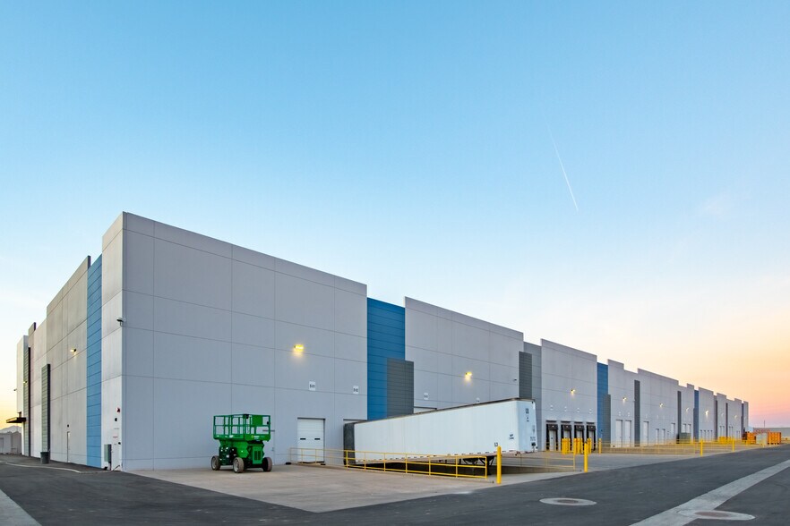 More Photos Of 7250 S Sossaman Rd, Mesa Distribution For Lease