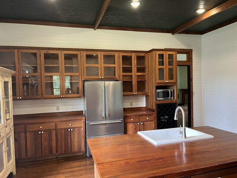More Photos Of 1862 LA-22, Madisonville Specialty For Sale
