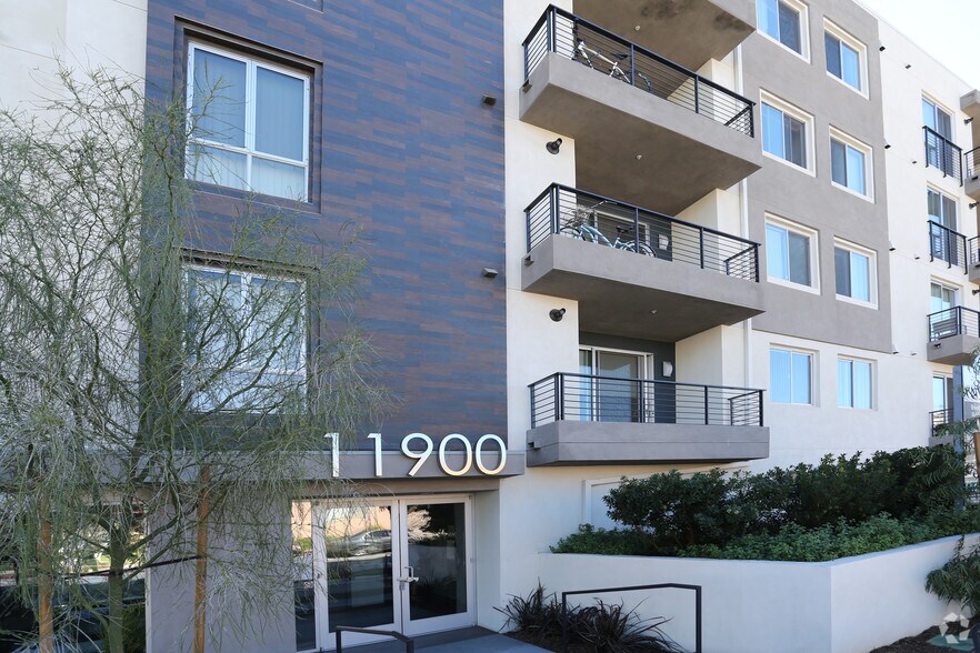 More Photos Of 11900 Courtleigh Dr, Los Angeles Apartments For Sale