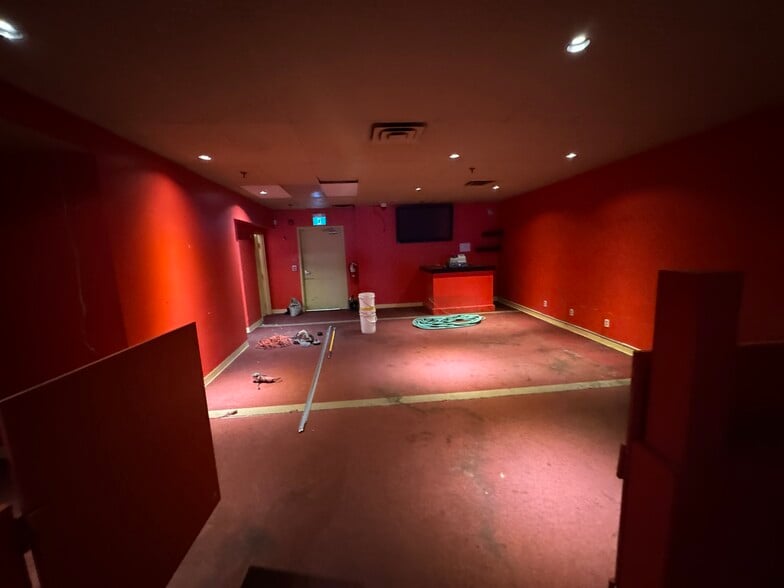 More Photos Of 1055 Boul Saint-Laurent, Montréal General Retail For Lease