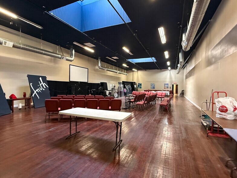 More Photos Of 137 N L St, Dinuba Storefront Retail Residential For Sale