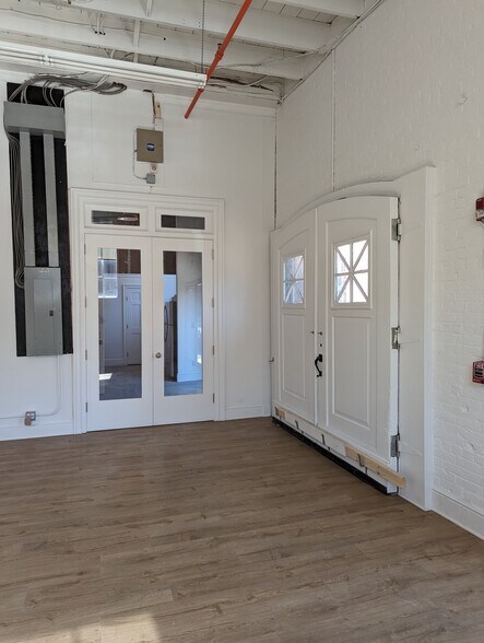 More Photos Of 583 Pacific St, Stamford Freestanding For Lease