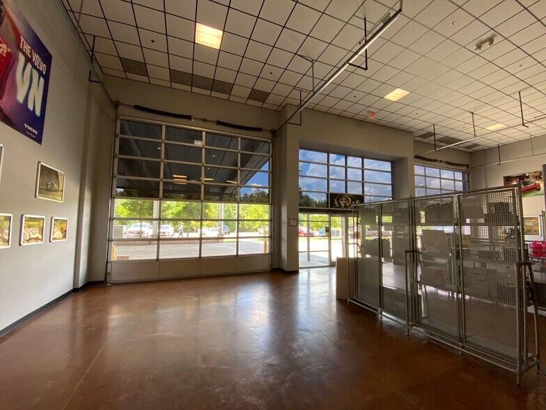 More Photos Of 1101 Doyle Melancon Ext, Breaux Bridge Showroom For Sale