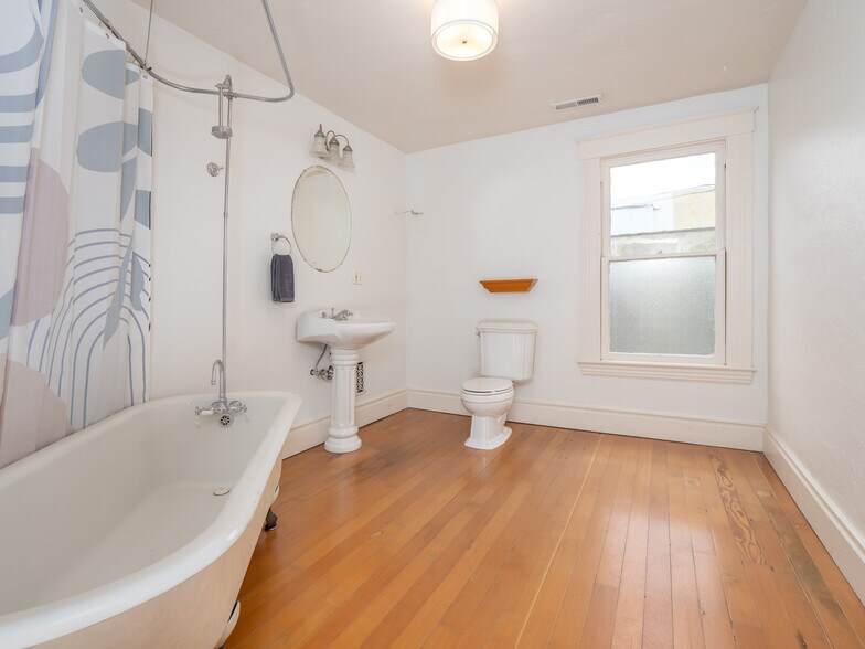 More Photos Of 317 NE Sacramento St, Portland Office For Sale