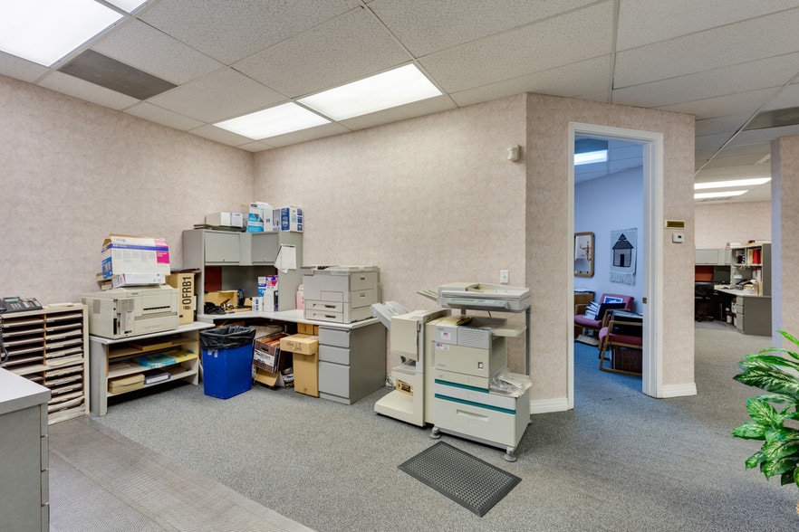 More Photos Of 844 E Sahara Ave, Las Vegas Loft Creative Space For Lease