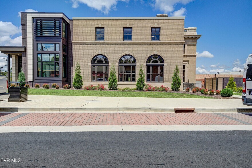 More Photos Of 331 W Walnut St, Johnson City Flex For Sale