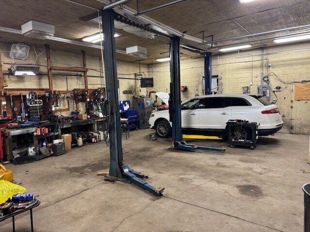 More Photos Of 412 E Spring St, Palestine Auto Dealership For Sale