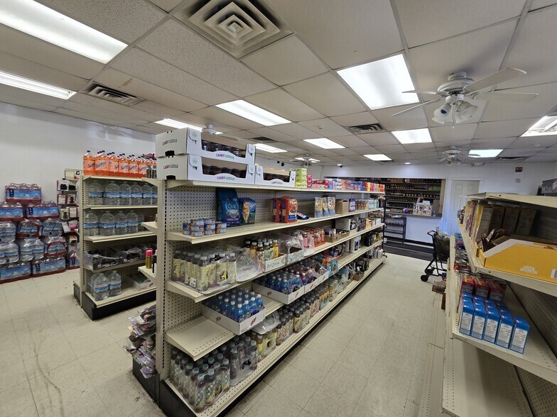 More Photos Of 541 University Pkwy, University Park Convenience Store For Sale