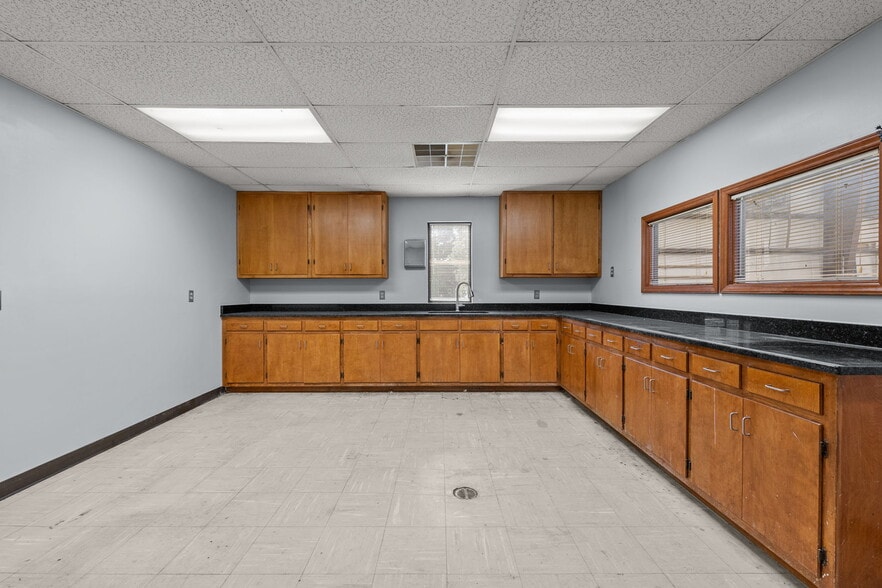 More Photos Of 2245 A Air Park Dr, Burlington Warehouse For Lease