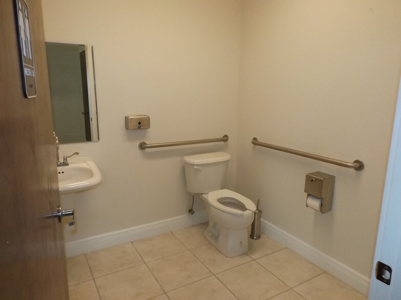 More Photos Of 124-146 Park Center St, Leesburg Light Manufacturing For Lease