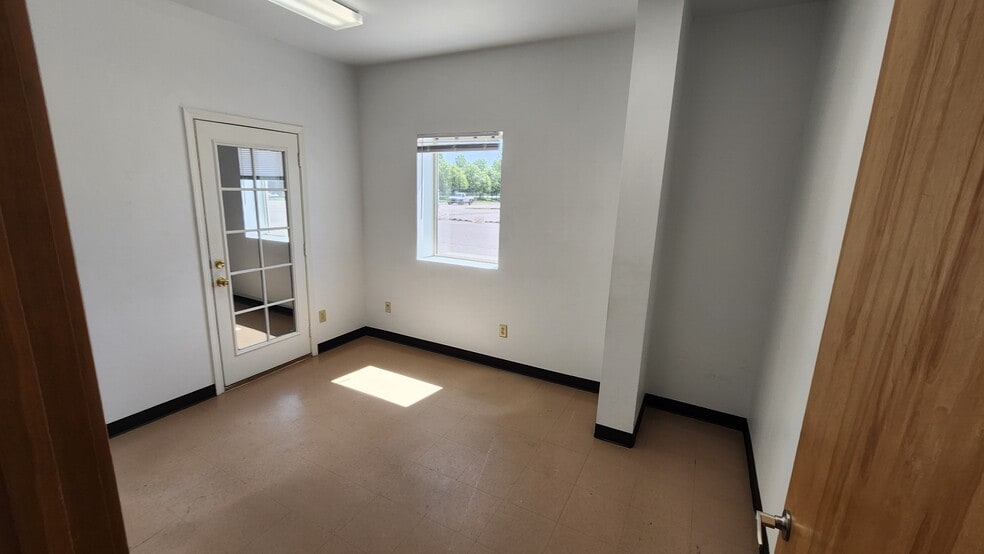 More Photos Of 2445 Robertson Dr, Richland Warehouse For Lease