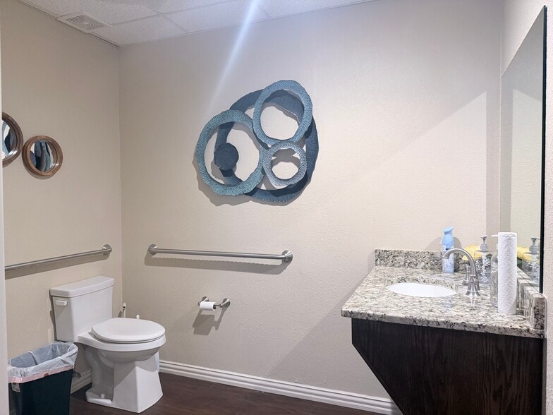 More Photos Of 2313 Roosevelt Dr, Dwg Office For Sale