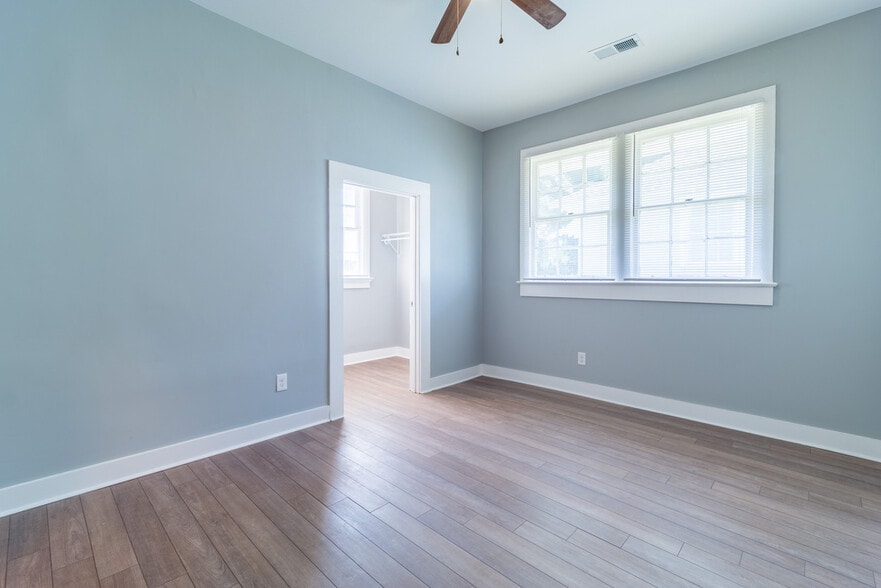 More Photos Of 302 Picadilly St, Columbia Specialty For Sale