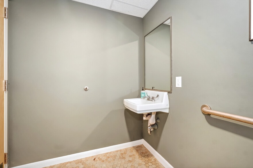 More Photos Of 140 Summer St, Holliston Veterinarian Kennel For Sale