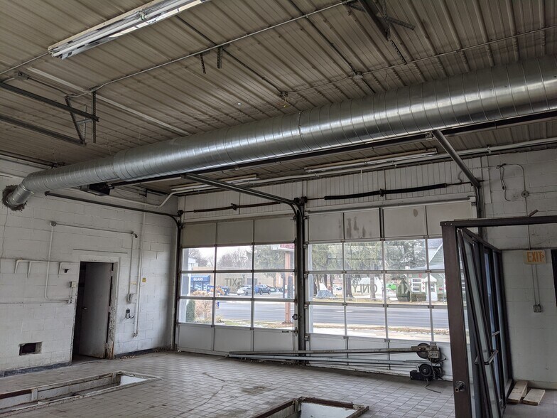 More Photos Of 212 S Kennedy, Bradley Auto Repair For Lease