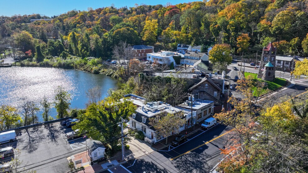 More Photos Of 1326 Old Northern Blvd, Roslyn Office For Lease