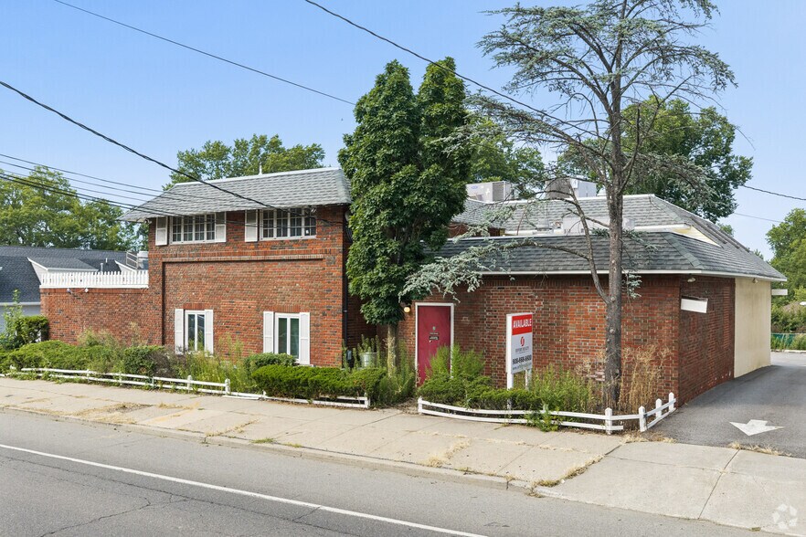 More Photos Of 262 Main St, Madison Veterinarian Kennel For Sale