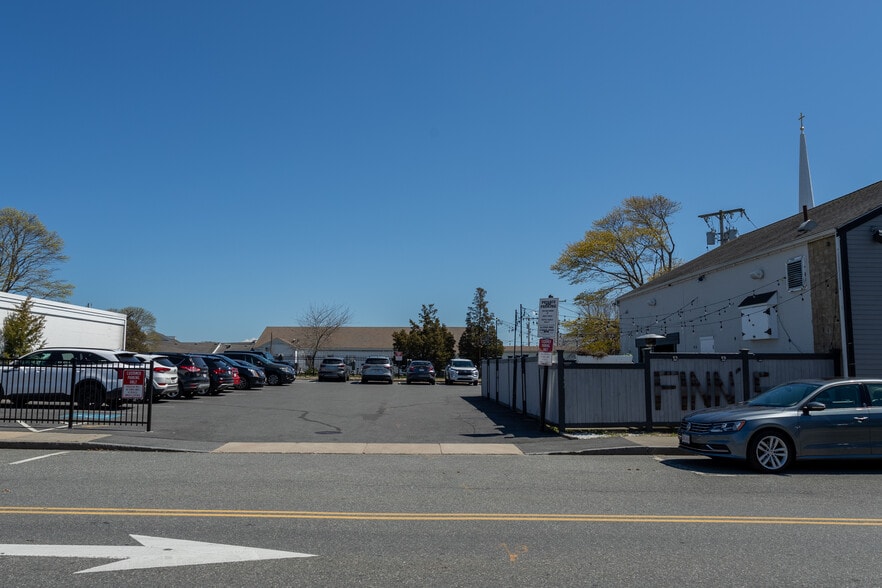 More Photos Of 334 Main St, Hyannis Storefront For Lease