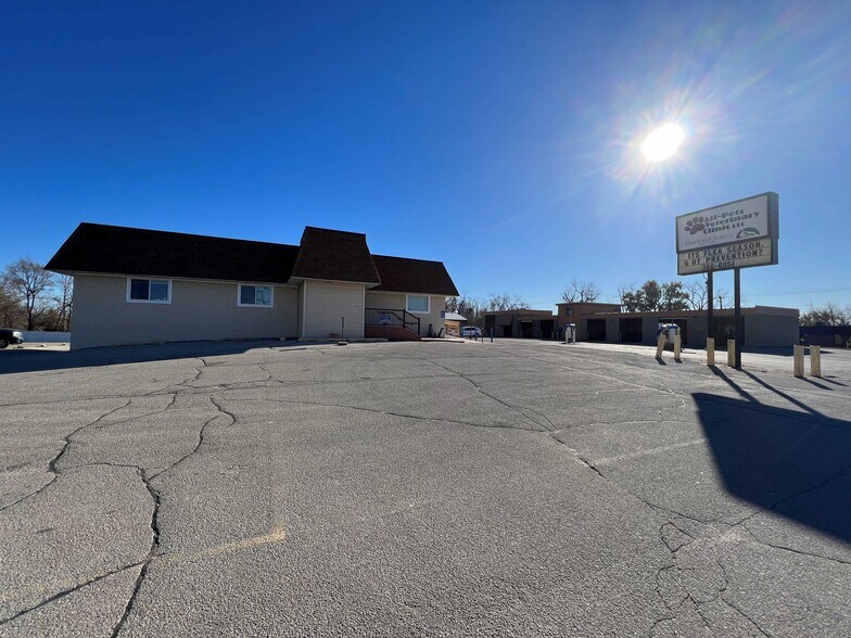 More Photos Of 2739 6th St SW, Cedar Rapids Veterinarian Kennel For Sale