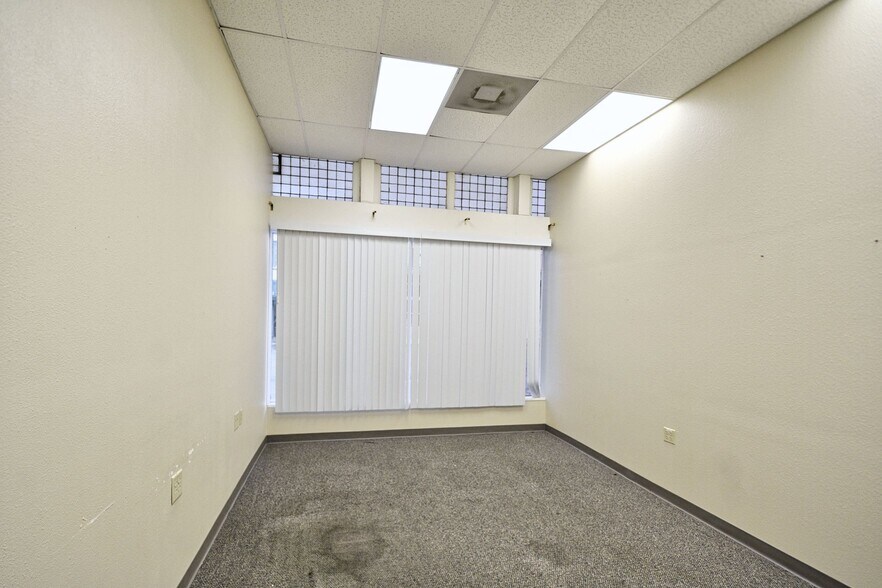 More Photos Of 109-111 N River St, Seguin Office For Sale