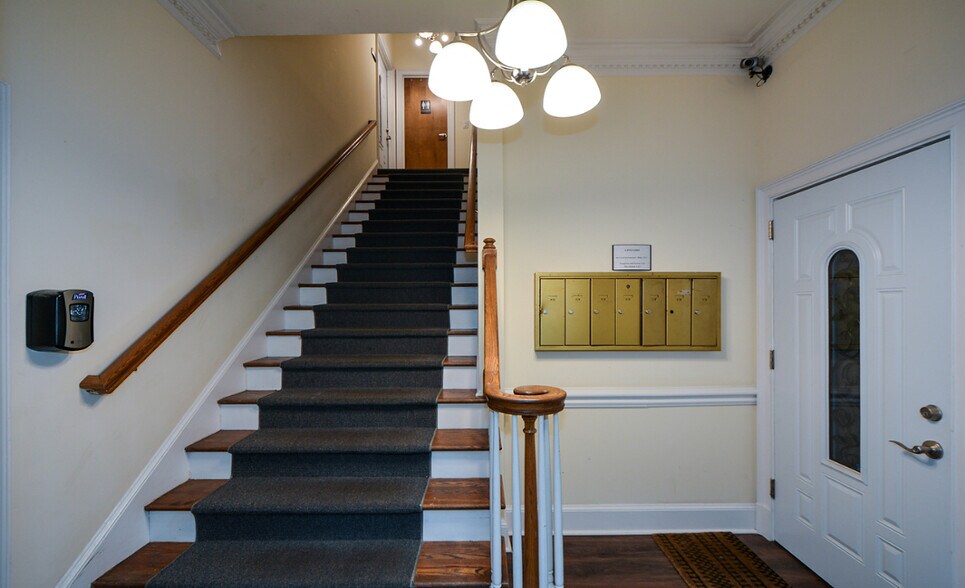 More Photos Of 8046 Roswell Rd, Atlanta Office For Sale