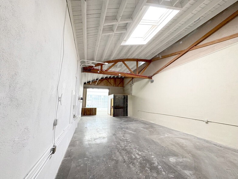 More Photos Of 2315-2319 E 8th St, Los Angeles Warehouse For Lease