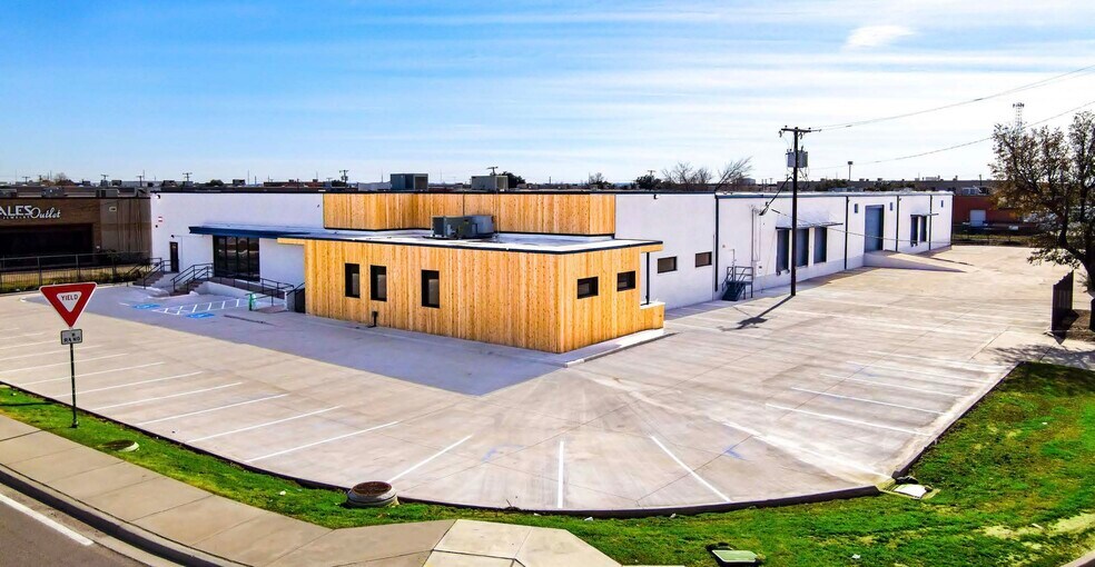 Primary Photo Of 8811 John W Carpenter Fwy, Dallas Warehouse For Lease