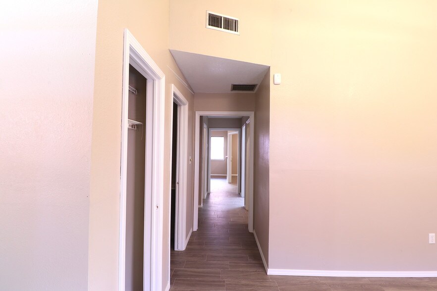 More Photos Of 2000 E Lohman Ave, Las Cruces Office For Lease